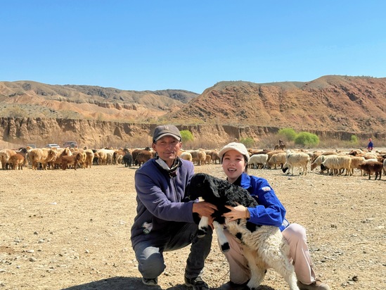 与牧民和友好合照.jpg